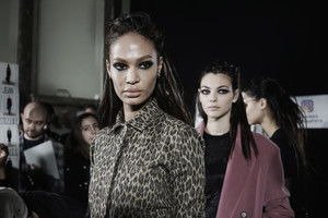 Joan+Smalls+Max+Mara+Backstage+Milan+Fashion+CBXs5NOfQT8x.jpg