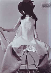 Vogue_Italia_May_1999_Unexpected_shapes_by_klein (8).jpg