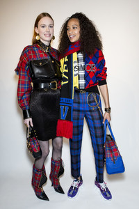 5a947062198bb_versace-bks-z-rf18-7218(1).thumb.jpg.c9500371bdec1f4f68ed7832cb03a6cf.jpg