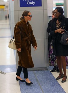 Alicia-Vikander-in-Fur-Coat--01.thumb.jpg.08abe88f4f3e1b41d48d43dc9257a0de.jpg