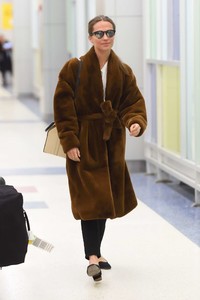 Alicia-Vikander-in-Fur-Coat--02.thumb.jpg.2bc6d49832c2e1a543a71797ecc5b926.jpg