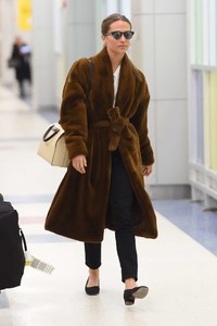 Alicia-Vikander-in-Fur-Coat--03.thumb.jpg.9ff359a82454df4efe4764801fb66dfb.jpg