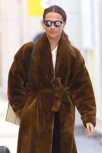 Alicia-Vikander-in-Fur-Coat--04.thumb.jpg.52a6454388813a3d4ef1ee9d21cdafa5.jpg