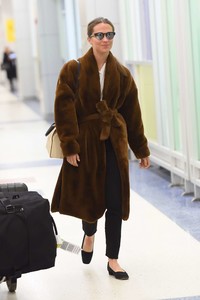 Alicia-Vikander-in-Fur-Coat--05.thumb.jpg.39ecd84d7ff20ac527f4793e17f47073.jpg