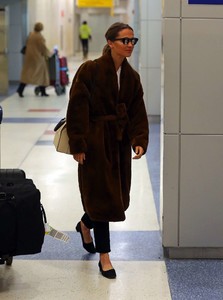 Alicia-Vikander-in-Fur-Coat--06.thumb.jpg.c273dfac3921577a6429bf2fbdd24a6c.jpg