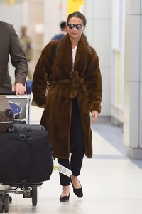 Alicia-Vikander-in-Fur-Coat--07.thumb.jpg.5634fc0ec7c9fb68cb66065c63256ab1.jpg