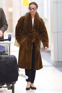 Alicia-Vikander-in-Fur-Coat--08.thumb.jpg.a0ba74bd3b2679f1ecf22f74246fc611.jpg