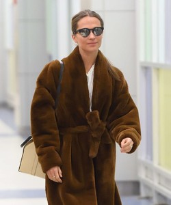 Alicia-Vikander-in-Fur-Coat--09.thumb.jpg.d5afe34323abac8e1e4ccdf5c0b585ca.jpg