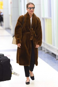 Alicia-Vikander-in-Fur-Coat--10.thumb.jpg.16e7da35293b8c0010973ec14b1f7fbf.jpg