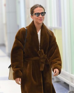 Alicia-Vikander-in-Fur-Coat--11.thumb.jpg.fae0b34295026776a79c6668998fffa7.jpg