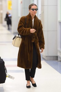 Alicia-Vikander-in-Fur-Coat--12.thumb.jpg.80c470fd39aa8e354e239c4d45f9af49.jpg