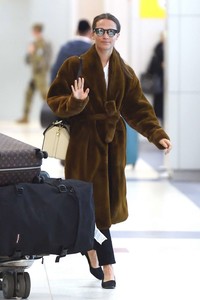 Alicia-Vikander-in-Fur-Coat--13.thumb.jpg.7e3135e8f553e4443f129ea5077a1305.jpg