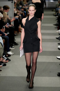 Anna_Ewers_Alexander_Wang_Runway_February_6_3_Y60_Ux_IXLl.thumb.jpg.de51eb0dc9d83ceaa4d1f0b87ccd30b2.jpg