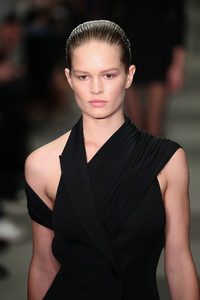 Anna_Ewers_Alexander_Wang_Runway_February_h2a_Jeftj5-_Ll.thumb.jpg.4e3c11b3fc031c6435787e065475235f.jpg