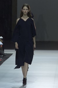 BALENCIAGA-FALL-2000-RTW-18-KAROLINA-MALINOWSKA-2C8M8695.thumb.JPG.22c242da63af7c487fcb5563b6ca4331.JPG
