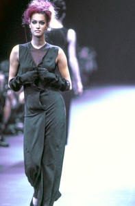 COMME-DES-GARCONS-FALL-1992-RTW-05-YASMEEN-GHAURI-CN10041920.thumb.jpg.8a13cd1cec171f030a3e9b2b1ca8c2c7.jpg