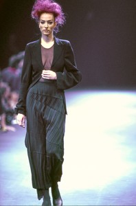 COMME-DES-GARCONS-FALL-1992-RTW-06-TATJANA-PATITZ-CN10041921.thumb.jpg.fc128e0492c9a991ab4d5cd19a48139b.jpg