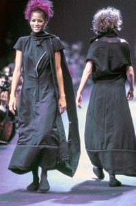 COMME-DES-GARCONS-FALL-1992-RTW-11-VERONICA-WEBB-CN10041931.thumb.jpg.cb5e6c9f1270579b66a4e22376b90907.jpg