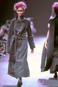 COMME-DES-GARCONS-FALL-1992-RTW-12-BEVERLY-PEELE-CN10041932.thumb.jpg.15d164693a827eeea2efceeb0a7809cd.jpg