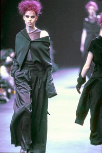 COMME-DES-GARCONS-FALL-1992-RTW-18-CN10041943.thumb.jpg.395a382f3628e4bcc38196f38d0e1e6c.jpg