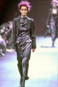 COMME-DES-GARCONS-FALL-1992-RTW-20-NADEGE-DU-BOSPERTUS-CN10041946.thumb.jpg.eb0b12c4b6466acb3981a3410abab2da.jpg