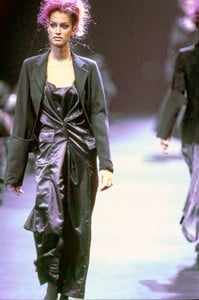 COMME-DES-GARCONS-FALL-1992-RTW-21-YASMEEN-GHAURI-CN10041948.thumb.jpg.e5c358b6d86a783175ae24b6e320bd0a.jpg