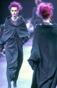 COMME-DES-GARCONS-FALL-1992-RTW-22-CN10041949.thumb.jpg.79f3834918cdad5216aa2a45f6079c06.jpg