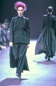 COMME-DES-GARCONS-FALL-1992-RTW-26-TATJANA-PATITZ-CN10041955.thumb.jpg.3b1014d3fbe26539233b2bb8891f9e92.jpg