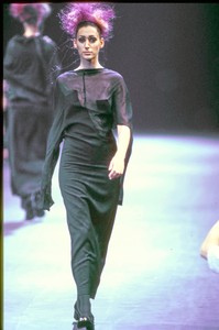 COMME-DES-GARCONS-FALL-1992-RTW-32-GISELE-ZELAUY-CN10041962.thumb.jpg.5b8d051f9ba9135ad50776261b0bcb64.jpg