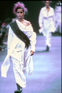 COMME-DES-GARCONS-FALL-1992-RTW-33-CN10041964.thumb.jpg.0c0d67a8d8d2e2eab81e8640336e9759.jpg