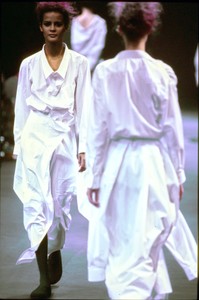 COMME-DES-GARCONS-FALL-1992-RTW-36-NADEGE-DU-BOSPERTUS-CN10041969.thumb.jpg.9fdc96a58b7743bcbbcfc6ea5b961778.jpg