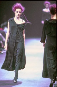 COMME-DES-GARCONS-FALL-1992-RTW-39-MARIE-SOPHIE-WILSON-CARR-CN10041974.thumb.jpg.51c7e79b2bf0cd31502ad28d0b257a9c.jpg