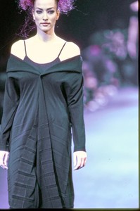 COMME-DES-GARCONS-FALL-1992-RTW-40-TATJANA-PATITZ-CN10041976.thumb.jpg.408e4f41fc41c4ec374ba75f96a8c781.jpg