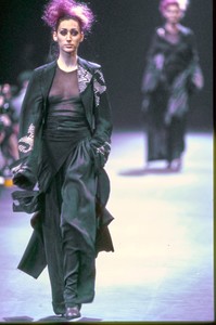 COMME-DES-GARCONS-FALL-1992-RTW-41-GISELE-ZELAUY-CN10041977.thumb.jpg.84260537507651027082fdab641deb04.jpg