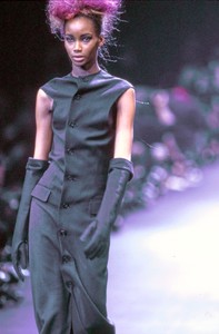 COMME-DES-GARCONS-FALL-1992-RTW-45-BEVERLY-PEELE-CN10041983.thumb.jpg.05eb3abc752810e6b13a48f79cfdd929.jpg