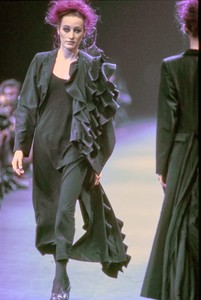 COMME-DES-GARCONS-FALL-1992-RTW-51-MARIE-SOPHIE-WILSON-CARR-CN10041995.thumb.jpg.06eb038b42765833270430f53dae9e5e.jpg