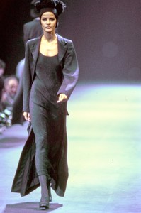 COMME-DES-GARCONS-FALL-1992-RTW-54-NADEGE-DU-BOSPERTUS-CN10041999.thumb.jpg.193bee2c3ebcc9dccbbfb98eec52de39.jpg