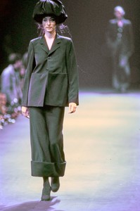 COMME-DES-GARCONS-FALL-1992-RTW-55-TATJANA-PATITZ-CN10042000.thumb.jpg.384e9ac377939bfbd6313bbe487e581a.jpg