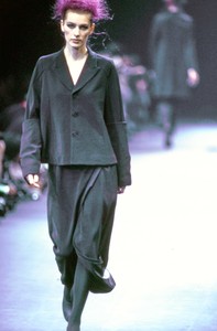 COMME-DES-GARCONS-FALL-1992-RTW-58-CN10042005.thumb.jpg.817db801be3c660e3243b104b7645978.jpg