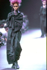 COMME-DES-GARCONS-FALL-1992-RTW-60-BEVERLY-PEELE-CN10042009.thumb.jpg.e8cf50c46f6d64a5773253e0b5980c0e.jpg