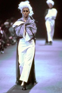 COMME-DES-GARCONS-FALL-1992-RTW-65-GISELE-ZELAUY-CN10042016.thumb.jpg.51146bffbed47d58a731c18db0458fbc.jpg