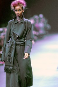 COMME-DES-GARCONS-FALL-1992-RTW-DETAIL-05-CN10041933.thumb.jpg.b215821043bd049212550576933555e7.jpg