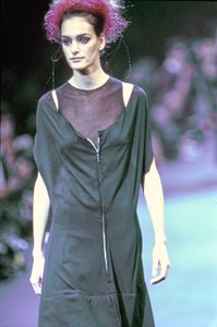 COMME-DES-GARCONS-FALL-1992-RTW-DETAIL-07-CN10041939.thumb.jpg.c1d24c7d6708a4c8176bffa49e3f7ef0.jpg