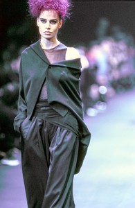 COMME-DES-GARCONS-FALL-1992-RTW-DETAIL-10-CN10041944.thumb.jpg.febc1fe89d97b0dc40c4ff07443df01c.jpg
