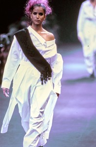 COMME-DES-GARCONS-FALL-1992-RTW-DETAIL-16-CN10041965.thumb.jpg.28a4f55091dfe189e1b085db20ebbb2a.jpg