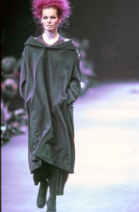 COMME-DES-GARCONS-FALL-1992-RTW-DETAIL-19-N10041972.thumb.jpg.e4dc6aa442c673a0031aa3d5aa1c04bd.jpg