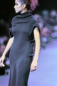 COMME-DES-GARCONS-FALL-1992-RTW-DETAIL-25-CN10041992.thumb.jpg.7f4104b4611ca6321a08e2ba5a589f76.jpg