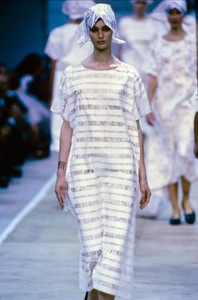 COMME-DES-GARCONS-SPRING-1992-RTW-04-ANNELIESE-SEUBERT-CN10044153.thumb.jpg.b5120807fd2440f14196ecf2383796bc.jpg