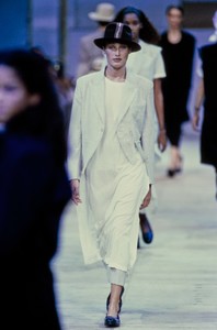 COMME-DES-GARCONS-SPRING-1992-RTW-105-MARIE-SOPHIE-WILSON-CARR-CN10044321.thumb.jpg.458c15fd4a4ecd2cd74b5e0b29fbd66c.jpg