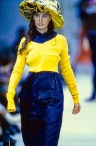 COMME-DES-GARCONS-SPRING-1992-RTW-120-CN10044340.thumb.jpg.aa03924f4740a710486fd87a2692ef6b.jpg